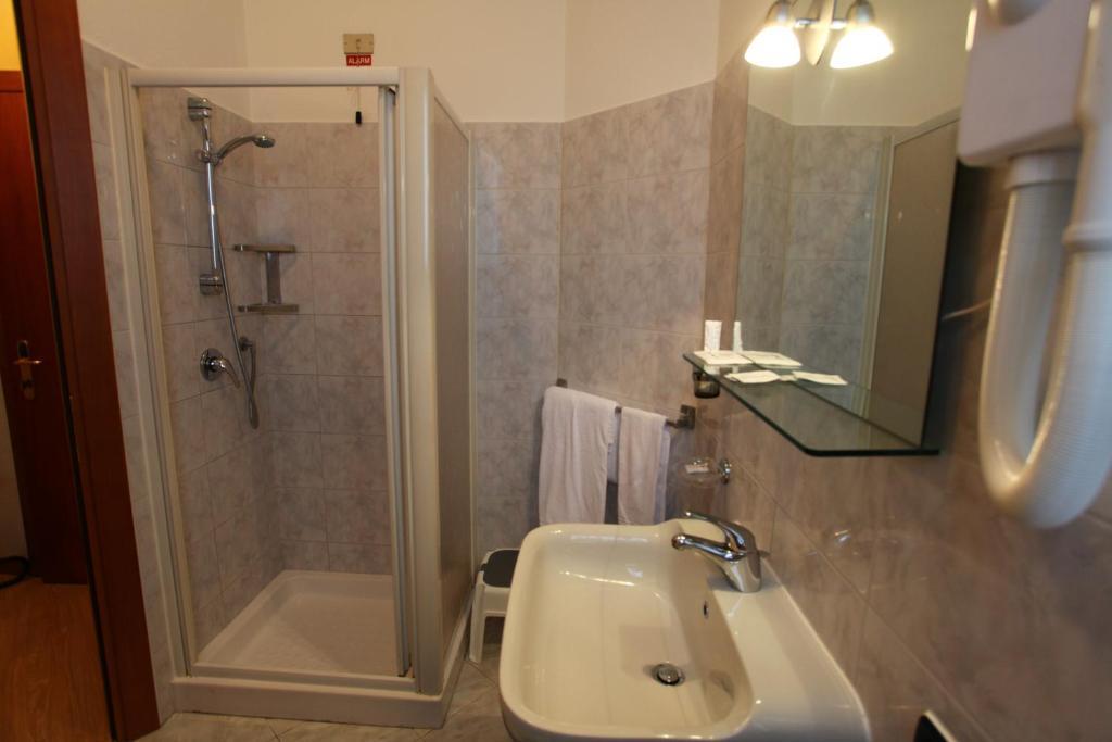 Hotel Lincoln Чинизело Балсамо Стая снимка